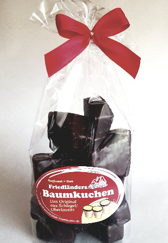 Tüte mit Baumkuchenspitzen mit Eierlikörgeschmack und dunkler Schokolade überzogen