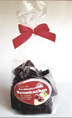 Tüte mit Baumkuchenspitzen mit Kirschgeschmack und dunkler Schokolade überzogen