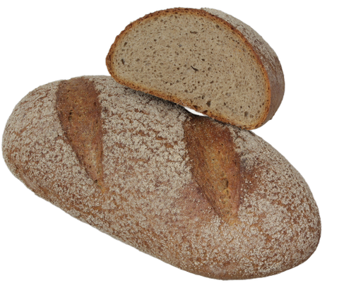 Buchweizenbrot im Ganzen und halbiert