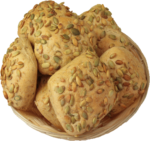 Korb mit Kürbiskernbrötchen (Mehrkornbrötchen mit Auflage aus Kürbiskernen)