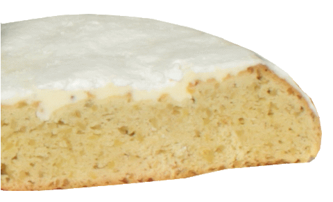 Mandelstollen im Anschnitt mit Butter-Zuckerkruste