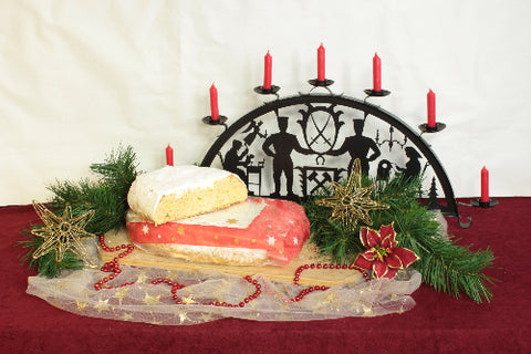 Mandelstollen angeschnitten und dekorativ präsentiert