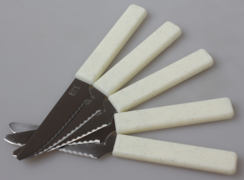 5Brötchenmesser mit Edelstahlklinge und weißem Kunststoffgriff