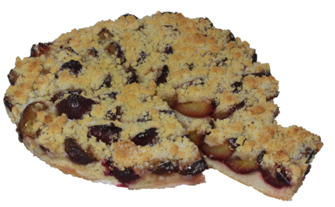 runder Pflaumenkuchen angeschnitten