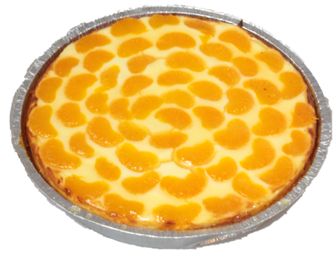 runder Quarkkuchen mit Mandarinenspalten in der Assiette