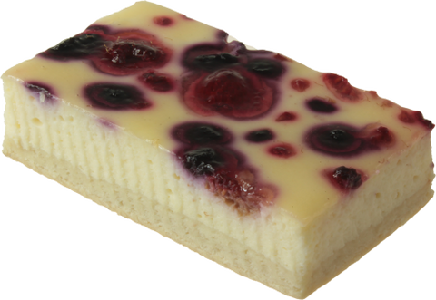 Stück Quarkkuchen mit Waldfrüchten