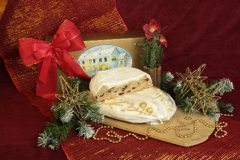 Schoko-Mandelstollen angeschnitten und dekorativ präsentiert