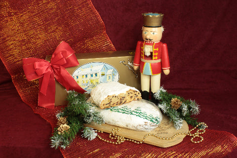 Schoko-Rosinenstollen angeschnitten und dekorativ präsentiert