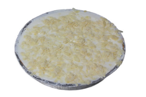 runder Speckfettkuchen mit Zuckerguss und Mandelblättchen